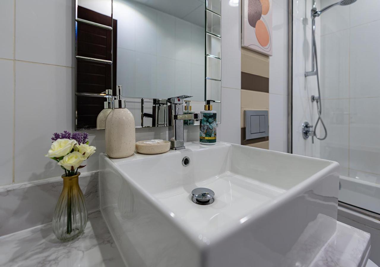 شقة Luxurious One Bedroom With Burj Khalifa View دبي