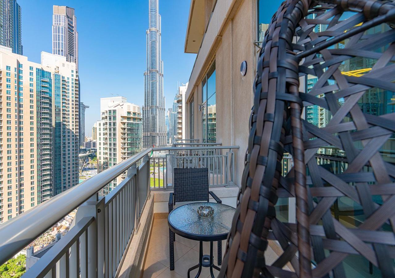 Luxurious One Bedroom With Burj Khalifa View شقة *